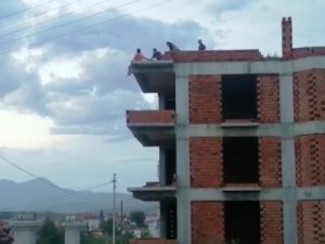 Çatının Ucuna Kadar Gelen Kadın Son Anda Kurtarıldı