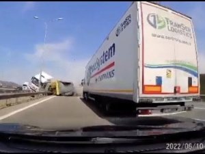Tem Otoyolunu Savaş Alanına Çeviren Kazanın Kamera Görüntüleri Ortaya Çıktı