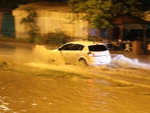 Taşova’da 30 Dakikalık Yağış Hayatı Felç Etti