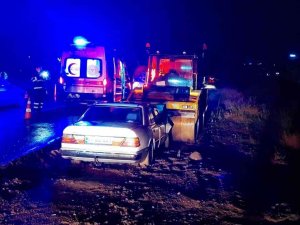 Otomobil Yol Kenarındaki Silindir Aracına Çarptı: 1 Yaralı