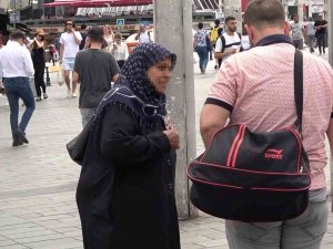 Beyoğlu’nda Boş "İ̇stanbul Kartla" Duygu Sömürüsü Yapan Dilenciye Suçüstü