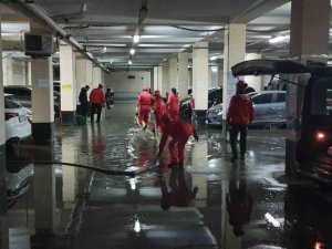 Akut Eskişehir Ekibi Su Basan Otoparkta Gece Boyu Çalıştı