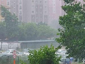 Silivri’de Sağanak Yağış Su Baskınlarına Neden Oldu