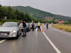İ̇zinsiz Yürüyüş İçin Gelenlerin Geçişine Müsaade Edilmiyor