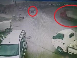 Yağmur Nedeniyle Kayan Tır Karşı Yönden Gelen Minibüse Çarptı, O Anlar Güvenlik Kamerasına Yansıdı