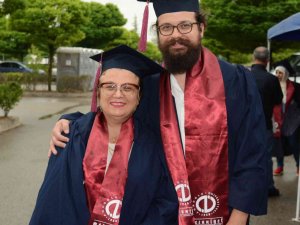 Anne Ve Oğlu Birlikte Mezuniyet Sevinci Yaşadı