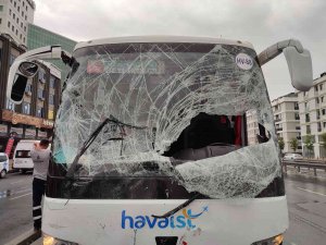 Havalimanına Yolcu Taşıyan Otobüs Kaza Yapan Minibüslere Çarptı, O Anlar Kameraya Yansıdı