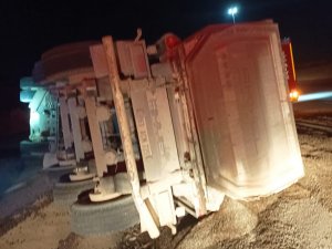 Kum Yüklü Kamyon Devrildi: 1 Yaralı