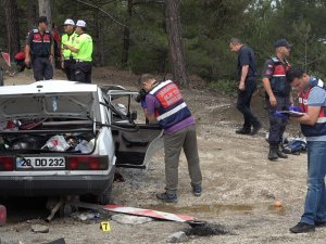 Tırla Otomobilin Çarpışması Sonucu Aynı Aileden 3 Kişi Öldü, 2 Kişi Ağır Yaralandı