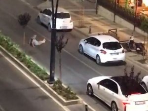 Cadde Ortasına Yatarak Araçların Geçişine İzin Vermeyen Alkollü Şahsın Rahat Tavırları Pes Dedirtti