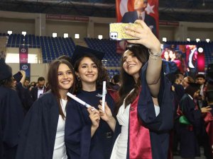 Anadolu Üniversitesi’nde Mezuniyet Sevinci