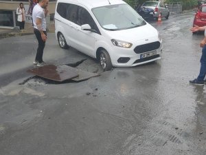 Küçükçekmece’de Yol Çöktü, İki Evi Su Bastı