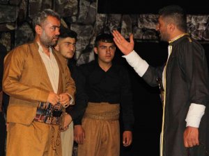 Hakkari’de “Cembeli Ve Binevş” Oyunu Sahnelendi