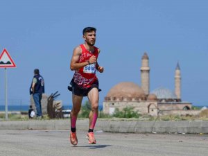 Van Büyükşehir Belediyesi ‘1. Van Denizi Yarı Maratonu’ Koşusu Yapıldı