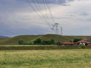 Elektrik Direği Rüzgara Dayanamadı