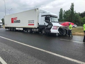 Tırın Çarptığı Otomobil Sürücüsü Hayatını Kaybetti
