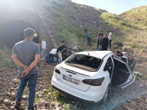 Bingöl’de Otomobil Şarampole Yuvarlandı: 3 Yaralı