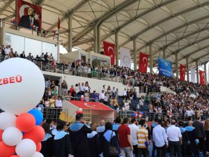 İ̇ki Çocuğunun Mezun Olduğu Üniversiteyi Dereceyle Bitirdi