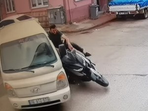 Kamyonet İle Motosikletin Kazası Kamerada