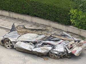 Ankara’da İstinat Duvarının Altında Kalan Otomobil Adeta Kağıda Döndü