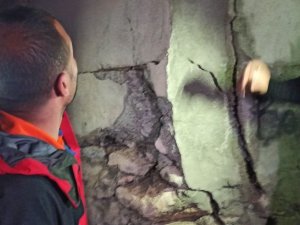 Deprem Sonrası Evlerde Çatlaklar Meydana Geldi, Kaymakam Savar Deprem Bölgesinde İncelemelerde Bulundu