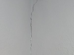Van’da 5.0 Büyüklüğündeki Depremde Erciş’te De Bazı Evlerde Çatlaklar Oluştu