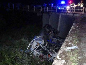 Başka Bir Kamyona Çarpan Kamyon 10 Metre Yükseklikten Dereye Uçtu