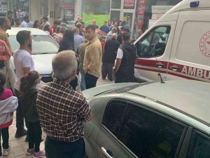 Kontrolden Çıkan Otomobil Kaldırımda Yürüyen Kadına Çarparak Vitrine Soktu