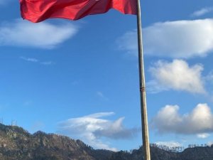 Marmarisli Vatandaşlar Yanan Tepeye Türk Bayrağı Dikti