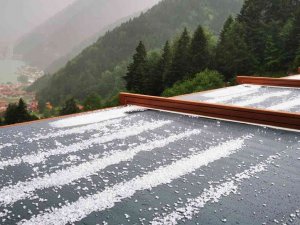 Turizm Merkezi Uzungöl’de Dolu Yağışı Etkili Oldu