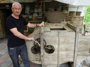 130 Yıllık Ahşap Harman Makinesine Gözü Gibi Bakıyor