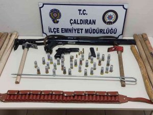 Van’da Çeşitli Suçlardan Toplam 42 Yıl Hapis Cezası Bulunan 20 Kişi Tutuklandı