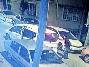 İ̇stanbul’da Silahlı Saldırı Kamerada: Plakasız Araçtan İnip Kurşun Yağdırdı