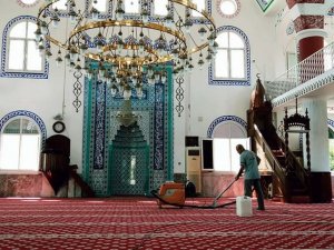 Akdeniz’de İbadethanelerde İlaçlama Ve Yıkama Çalışmaları Sürüyor