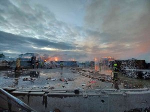 İ̇ngiltere’de Kağıt Fabrikasında Yangın