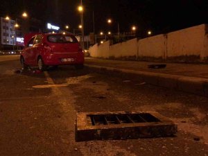 Logar Kapağına Çarpan Otomobil Devrildi: 3 Yaralı
