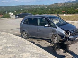 Otomobil Bariyerlere Çarptı, Yabancı Uyruklu 2 Kişi Yaralandı
