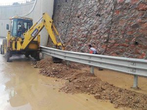 Kocaeli Şehir Hastanesi Yolundaki Toprak Kaymasına Ekipler Müdahale Etti