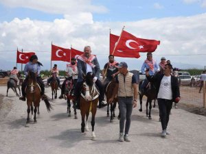 Menemen’de Rahvan Atlar Kıyasıya Yarıştı