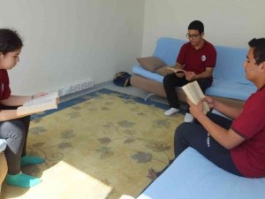 Burhaniye İ̇hl’de Öğrenciler Okula Yüzlerce Kitap Kazandırdılar