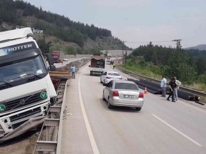 Bariyerleri Kırıp Refüje Giren Tırdaki Yola Savrulan Demirlerin Çarptığı Araçtakiler Ölümden Döndü