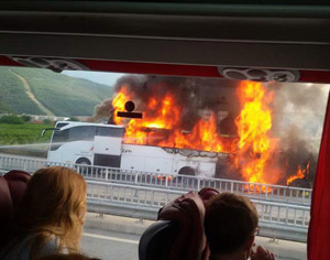 TIR yolcu otobüsüne çarptı: 1 ölü, 26 yaralı VİDEO İZLE