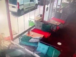 Polisten Kaçan Ehliyetsiz Sürücü Kafeye Daldı; O Anlar Kameraya Yansıdı