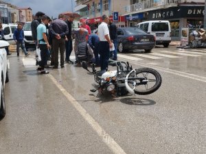 Islak Zeminde Kayan Motosiklet Yayaya Çarptı