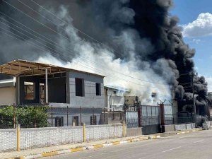 Diyarbakır’da Kozmetik Fabrikasında Yangın: Yaralılar Var