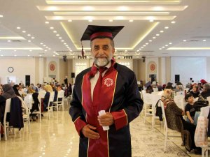 İ̇çindeki Öğrencilik Aşkı Bitmedi: 62 Yaşında Mezun Oldu