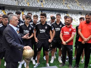 Beşiktaş Başkanı Ahmet Nur Çebi, Şampiyon U-17 Akademi Takımı İle Bir Araya Geldi