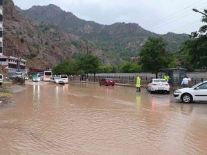 Gümüşhane’de Şiddetli Yağış Sonrası Caddeler Göle Döndü