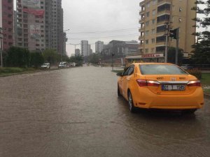 Sağanak Yağış Yolları Nehre Çevirdi