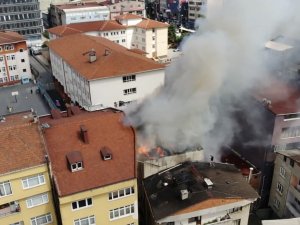 Kağıthane’de Apartmanın Çatısı Alev Alev Yandı